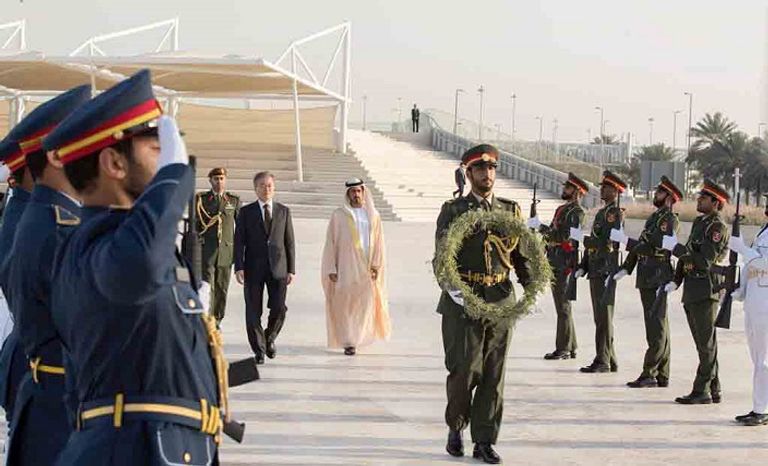 رئيس كوريا الجنوبية يزور واحة الكرامة بأبوظبي الشيخ خليفة بن طحنون يستقبل رئيس كوريا الجنوبية في واحة الكرامة