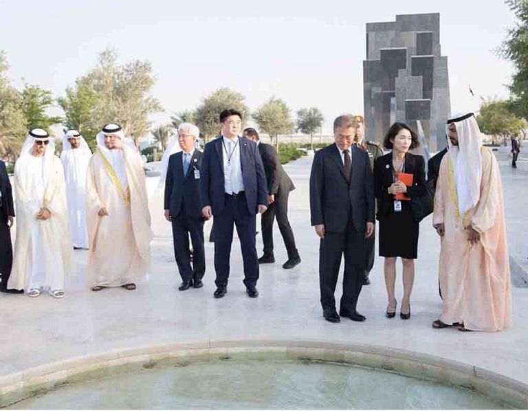 رئيس كوريا الجنوبية يزور واحة الكرامة بأبوظبي الشيخ خليفة بن طحنون يستقبل رئيس كوريا الجنوبية في واحة الكرامة
