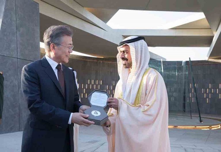 رئيس كوريا الجنوبية يزور واحة الكرامة بأبوظبي الشيخ خليفة بن طحنون يستقبل رئيس كوريا الجنوبية في واحة الكرامة