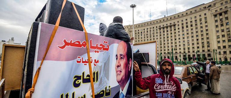 أحد اللافتات الداعمة للرئيس السيسي بميدان التحرير بوسط القاهرة لافتة دعائية في القاهرة ضمن الحملة الانتخابية للرئيس السيسي