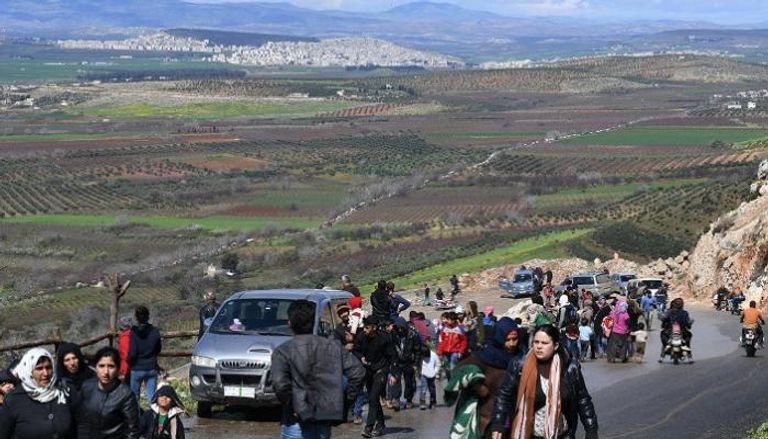 نزوح الأكراد من عفرين لافـتة تدعو لمظاهرات في فرنسا ضد فاشية أردوغان بعفرين