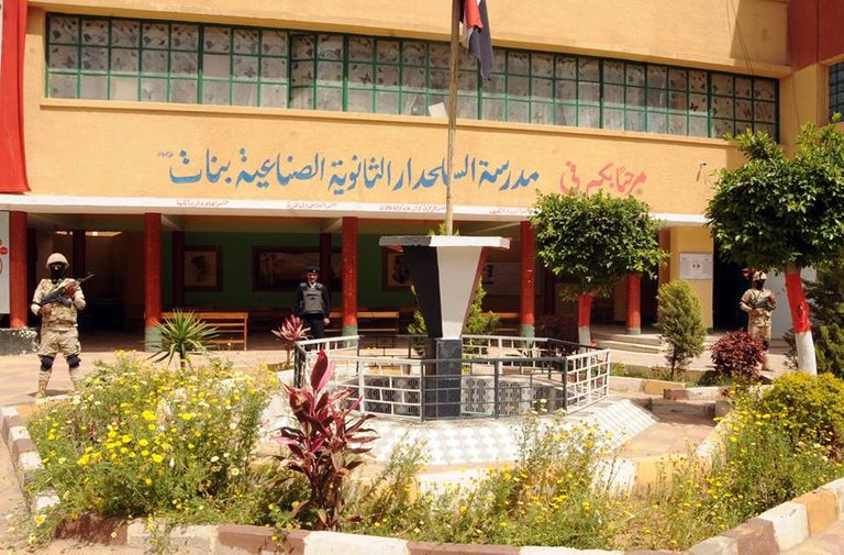 عناصر من القوات المسلحة المصرية والشرطة بأحد المدارس لتأمين الانتخابات انتشار القوات لردع من يحاول المساس بأمن البلاد