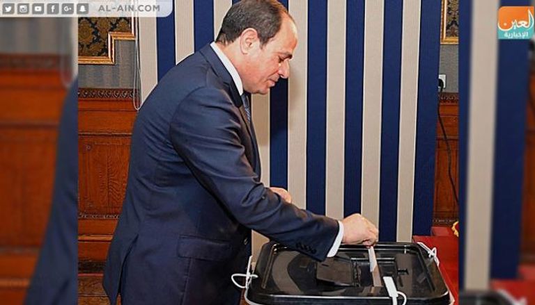 الرئيس المصري عبد الفتاح السيسي خلال الإدلاء بصوته 