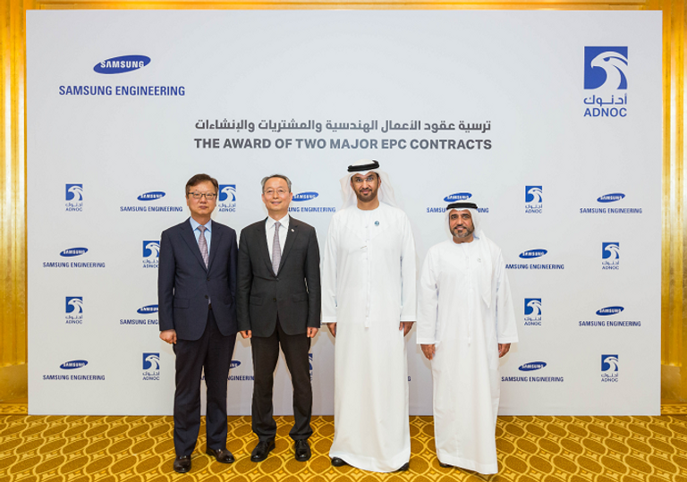 جانب من التوقيع