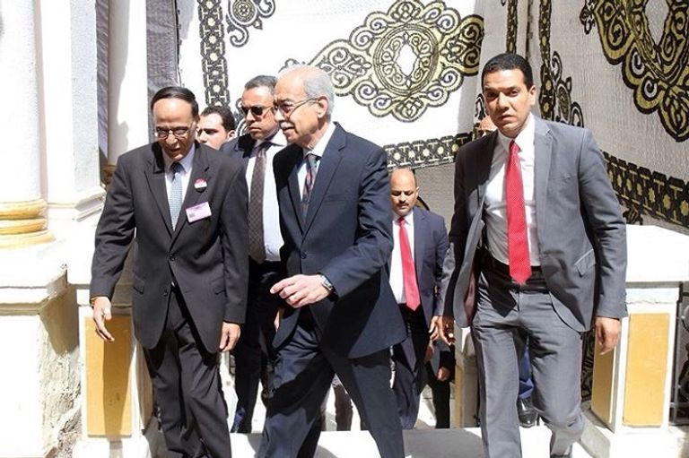 رئيس الوزراء المصري عقب الإدلاء بصوته الرئيس عبد الفتاح السيسي خلال الإدلاء بصوته في الانتخابات الرئاسية