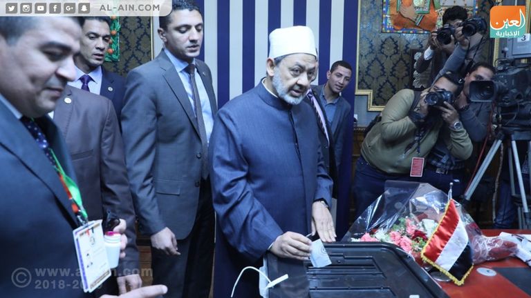 الدكتور أحمد الطيب شيخ الأزهر الشريف رئيس مجلس حكماء المسلمين أثناء الإدلاء بصوته في الانتخابات الدكتور أحمد الطيب شيخ الأزهر الشريف رئيس مجلس حكماء المسلمين أثناء الإدلاء بصوته في الانتخابات