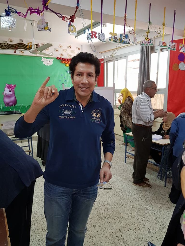 هاني رمزي يشير بإصبعه وعليه الحبر الخاص بالاقتراع