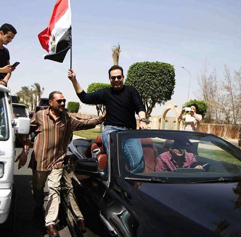 حكيم يشارك في مسيرة بالأعلام لحث المصريين على المشاركة حكيم يدلي بصوته في الانتخابات