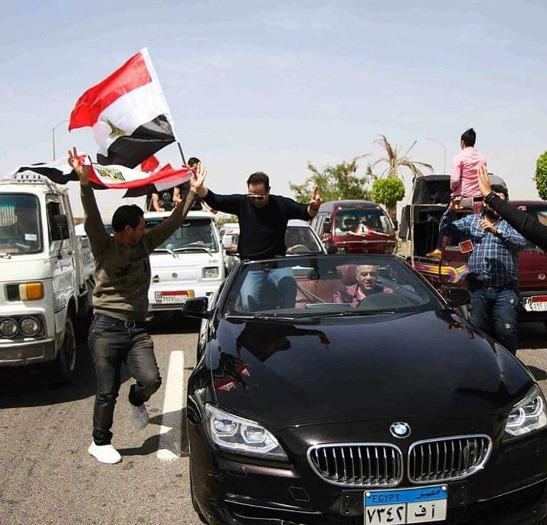 حكيم يشارك في مسيرة بالأعلام لحث المصريين على المشاركة حكيم يدلي بصوته في الانتخابات