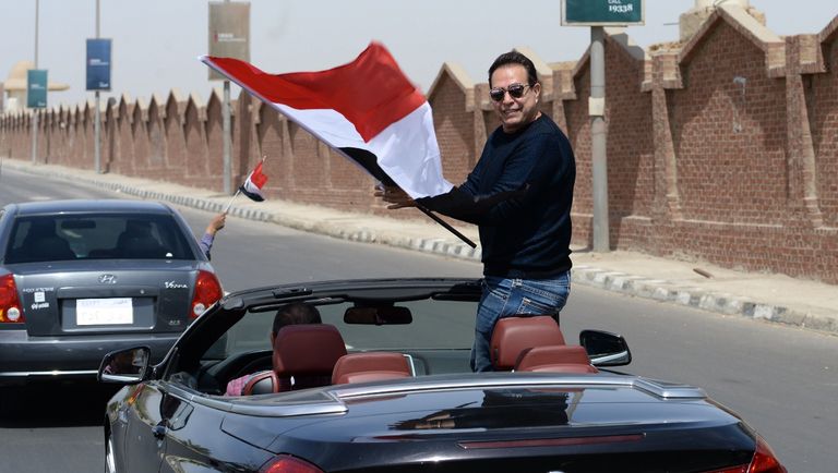 حكيم يشارك في مسيرة بالأعلام لحث المصريين على المشاركة حكيم يدلي بصوته في الانتخابات