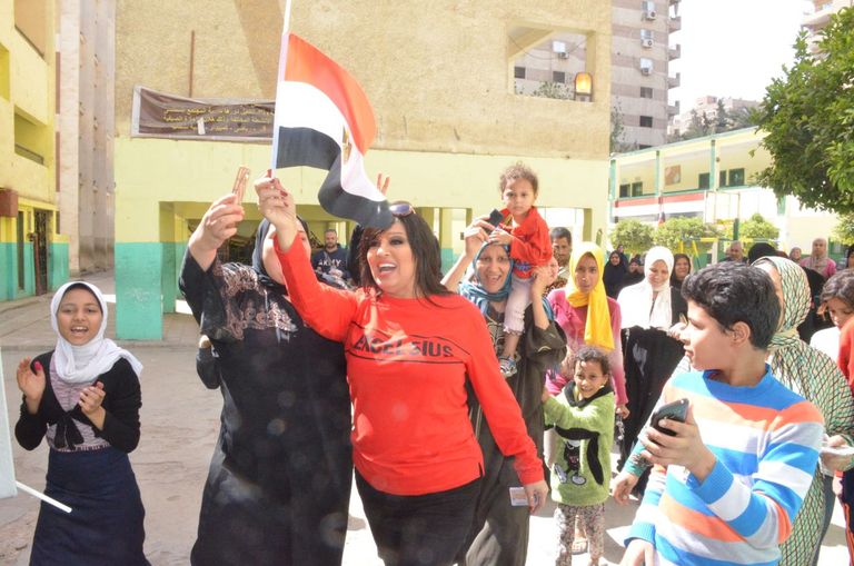 فيفي عبدة تدلي بصوتها في الانتخابات