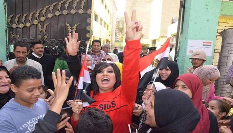 فيفي عبدة تدلي بصوتها في الانتخابات
