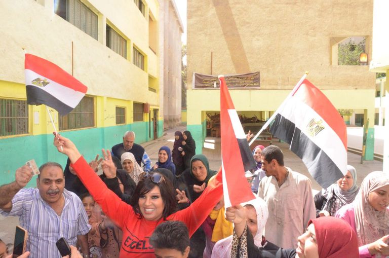 فيفي عبدة تدلي بصوتها في الانتخابات
