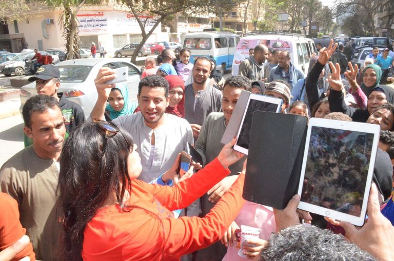 فيفي عبده تحتفل امام مقار اللجنة الانتخابية