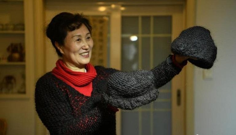 امرأة صينية تنسج الملابس باستخدام 200 ألف خصلة من شعرها