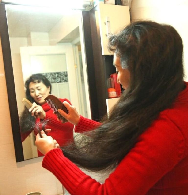 شيانغ بدأت جمع شعرها المتساقط وهي في سن 49 عاما امرأة صينية تنسج الملابس باستخدام 200 ألف خصلة من شعرها