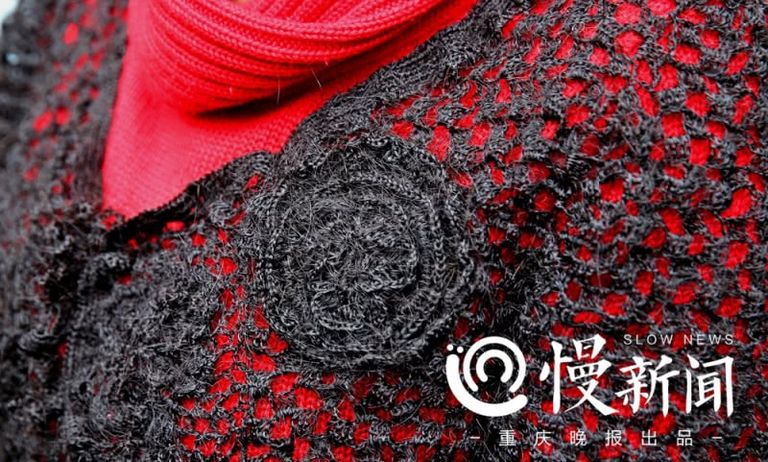 معطف وقبعة من الشعر الطبيعي امرأة صينية تنسج الملابس باستخدام 200 ألف خصلة من شعرها