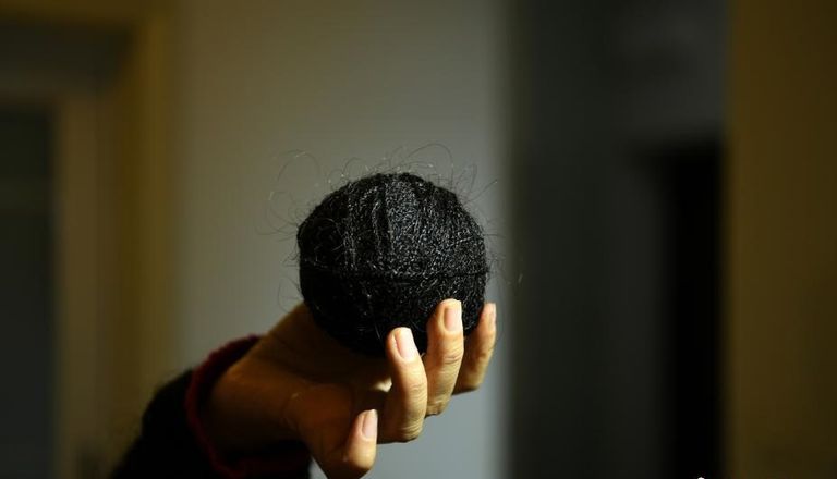 خصلات شعر خيوط غزل امرأة صينية تنسج الملابس باستخدام 200 ألف خصلة من شعرها