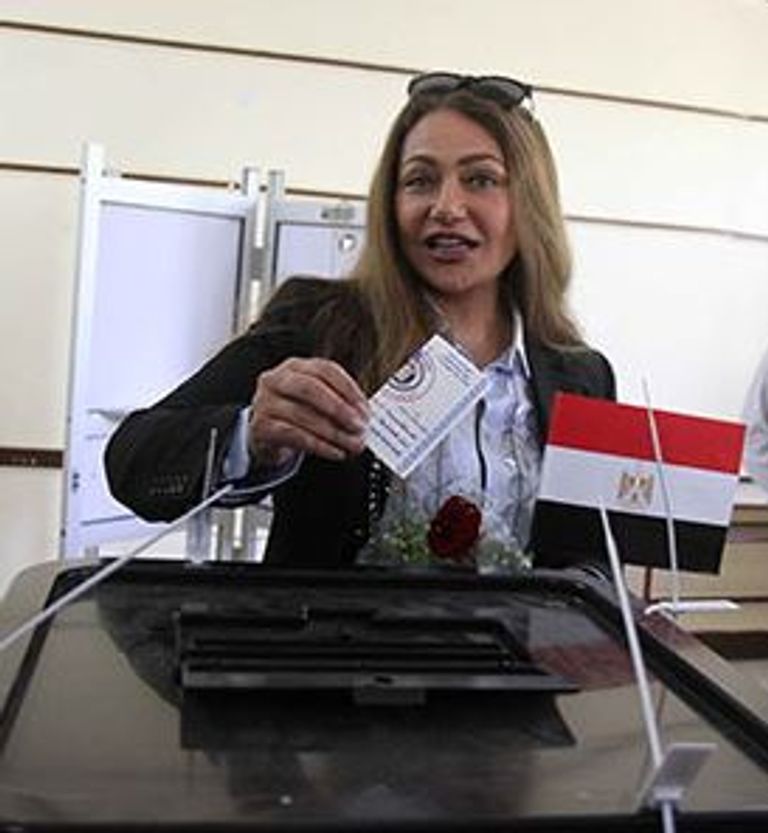 ليلى علوي تدلي بصوتها في الانتخابات ليلي علوي تدلي بصوتها