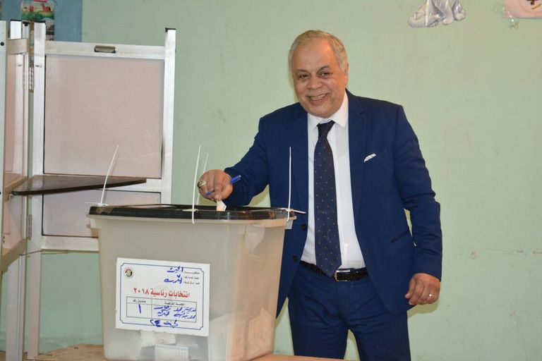 أشرف زكي يدلي بصوته في الانتخابات