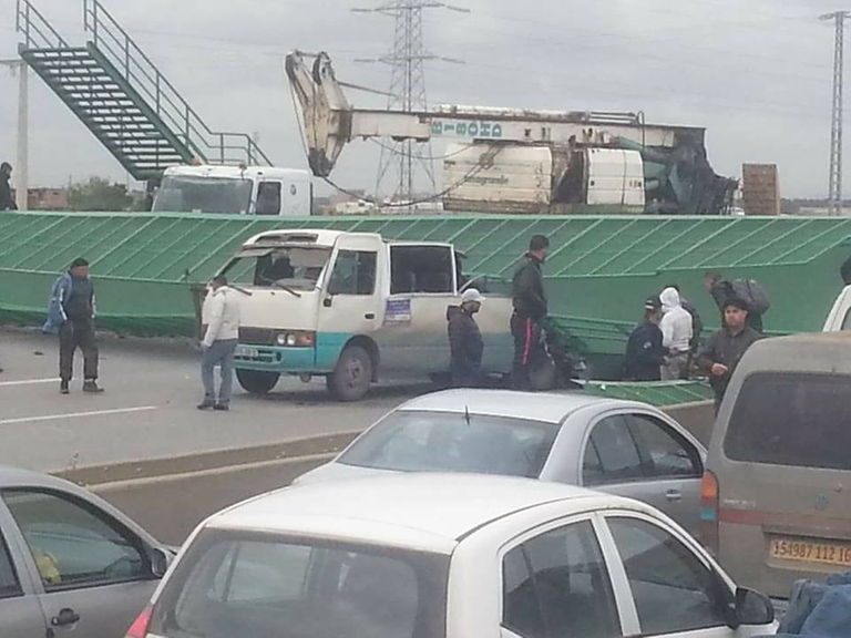 سقوط جسر للمشاة في بومرداس الجزائرية سقوط جسر للمشاة في بومرداس الجزائرية