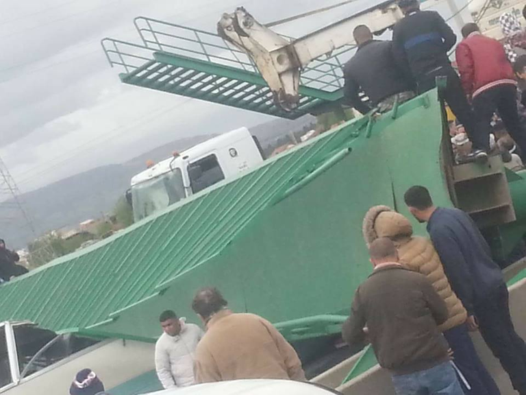 سقوط جسر للراجلين في بومرداس الجزائرية سقوط جسر للمشاة في بومرداس الجزائرية