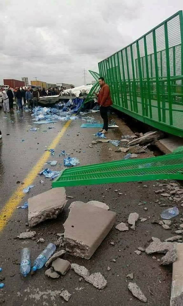 سقوط جسر للراجلين في بومرداس الجزائرية سقوط جسر للمشاة في بومرداس الجزائرية