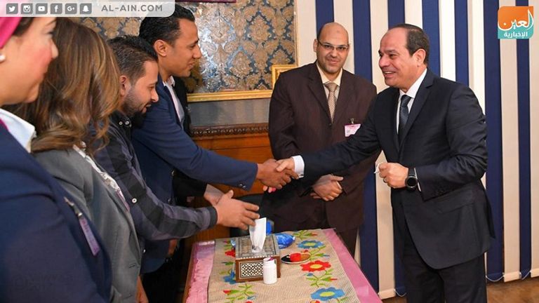 الرئيس السيسي يصافح المتواجدين في لجنته الانتخابية عقب الإدلاء بصوته
