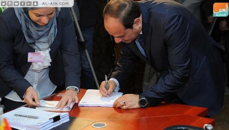 الرئيس المصري عبد الفتاح السيسي يدلي بصوته في الانتخابات الرئاسية