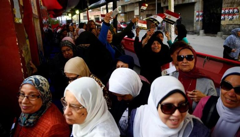 مصريات يحتشدن أمام إحدى اللجان الانتخابية
