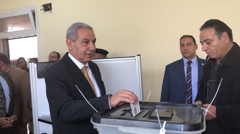 مصريات يحتشدن أمام إحدى اللجان الانتخابية