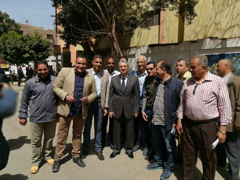 مصريات يحتشدن أمام إحدى اللجان الانتخابية