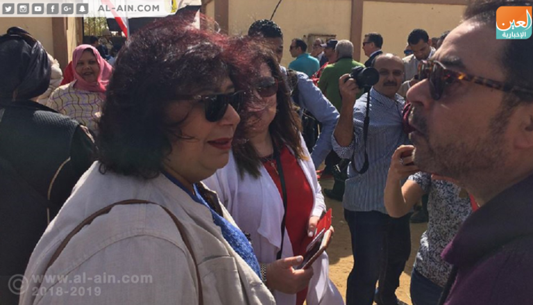 وزيرة الثقافة المصرية والمطرب مدحت صالح يدليان بصوتهما في الانتخابات 
