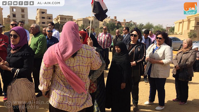 وزيرة الثقافة المصرية والمطرب مدحت صالح يدليان بصوتهما في الانتخابات 