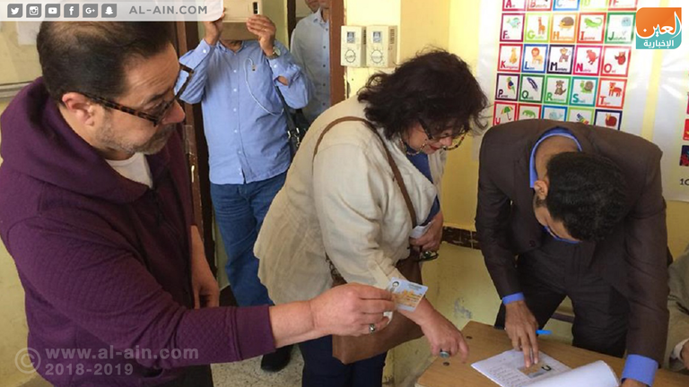 وزيرة الثقافة المصرية والمطرب مدحت صالح يدليان بصوتهما في الانتخابات 