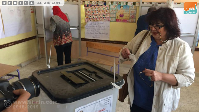 وزيرة الثقافة المصرية والمطرب مدحت صالح يدليان بصوتهما في الانتخابات 