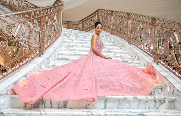 منى المنصوري في أسبوع الموضة الباريسي بدبي