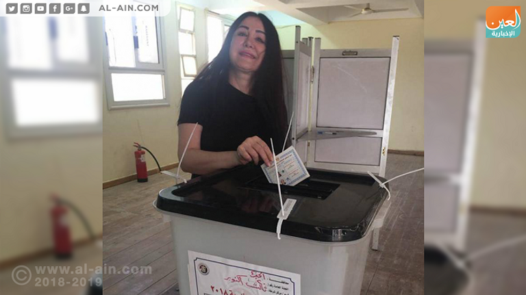 الفنانة المصرية وفاء سالم تدلي بصوتها في الانتخابات الرئاسية 2018