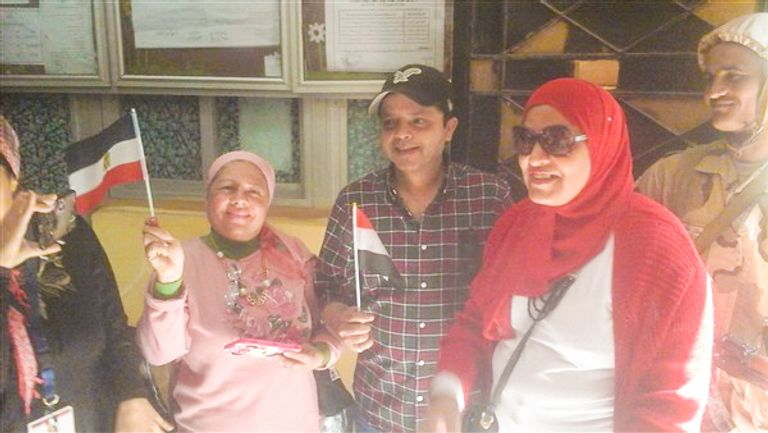 الفنان المصري محمد هنيدي يدلي بصوته في الانتخابات الرئاسية 2018