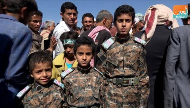 أطفال ببزات عسكرية للمليشيا في مهرجان الحوثيين بصنعاء 