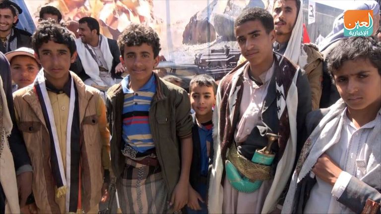 مـليشيا تواصل انتهاك الطفولة وقود للمعارك وحشود للمهرجانات أطفال ببزات عسكرية للمليشيا في مهرجان الحوثيين بصنعاء