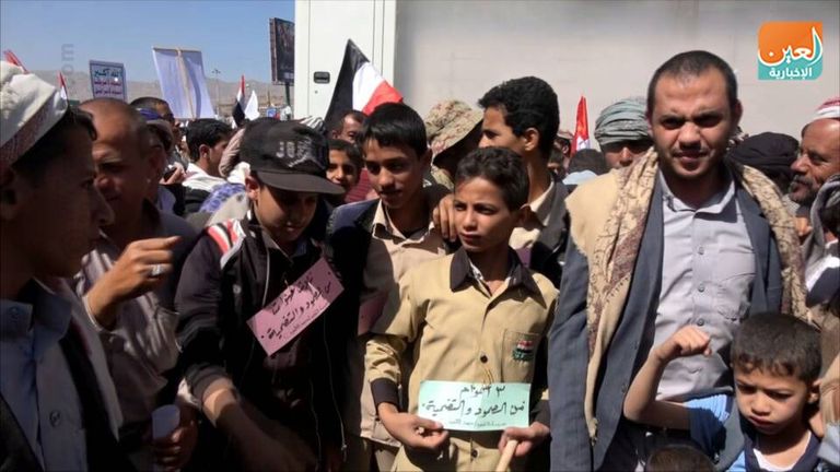 مليشـيا تواصل انتهاك الطفولة وقود للمعارك وحشود للمهرجانات أطفال ببزات عسكرية للمليشيا في مهرجان الحوثيين بصنعاء