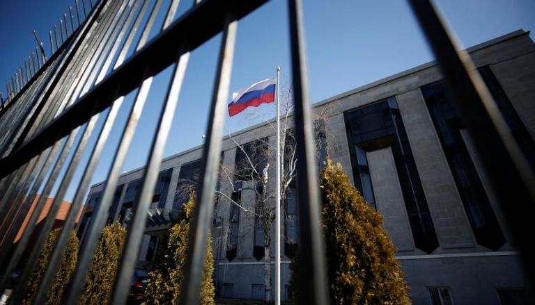 علم روسيا على إحدى السفارات الروسية - رويترز