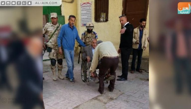 عناصر من الجيش المصري يقدمون المساعدة لكبار السن