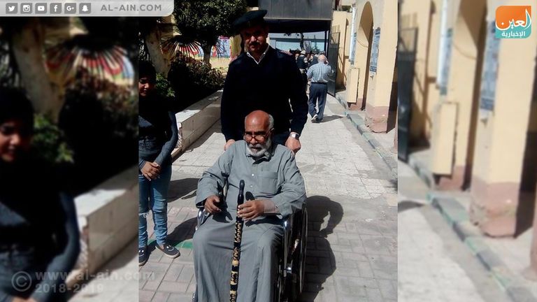 عناصر من الجيش المصري يقدمون المساعدة لكبار السن