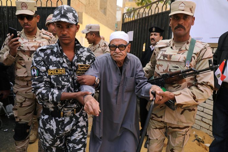 عناصر من الجيش المصري يقدمون المساعدة لكبار السن