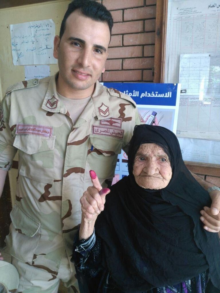 عناصر من الجيش المصري يقدمون المساعدة لكبار السن