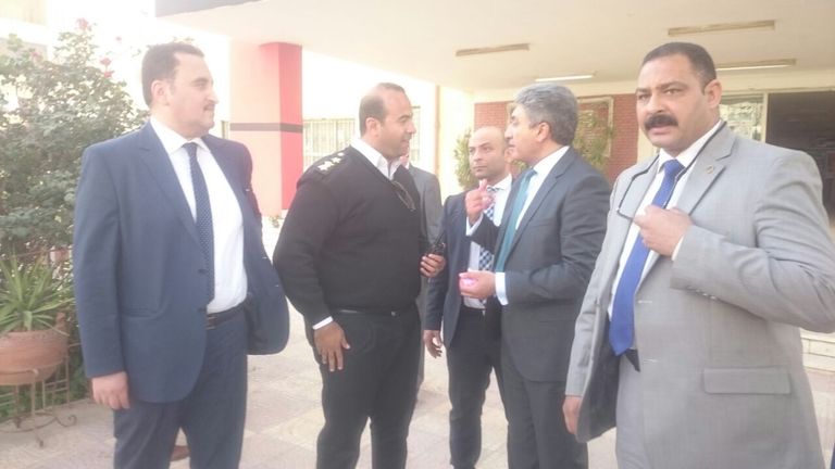 وزير الطيران المصري في اللجنة الانتخابية  وزير الطيران المصري يدلي بصوته في الانتخابات