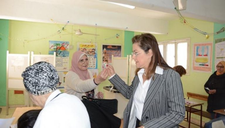 وزيرة التخطيط المصرية هالة السعيد تدلي بصوتها بالانتخابات