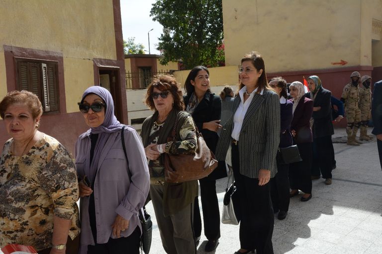 وزيرة التخطيط في طابور أمام اللجنة الانتخابية وزيرة التخطيط المصرية هالة السعيد تدلي بصوتها بالانتخابات
